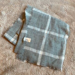 NWOT H&M Gray & White Plaid Blanket Scarf